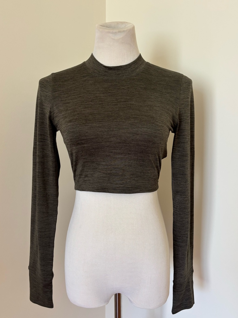Vuori Long-Sleeve Crop Top